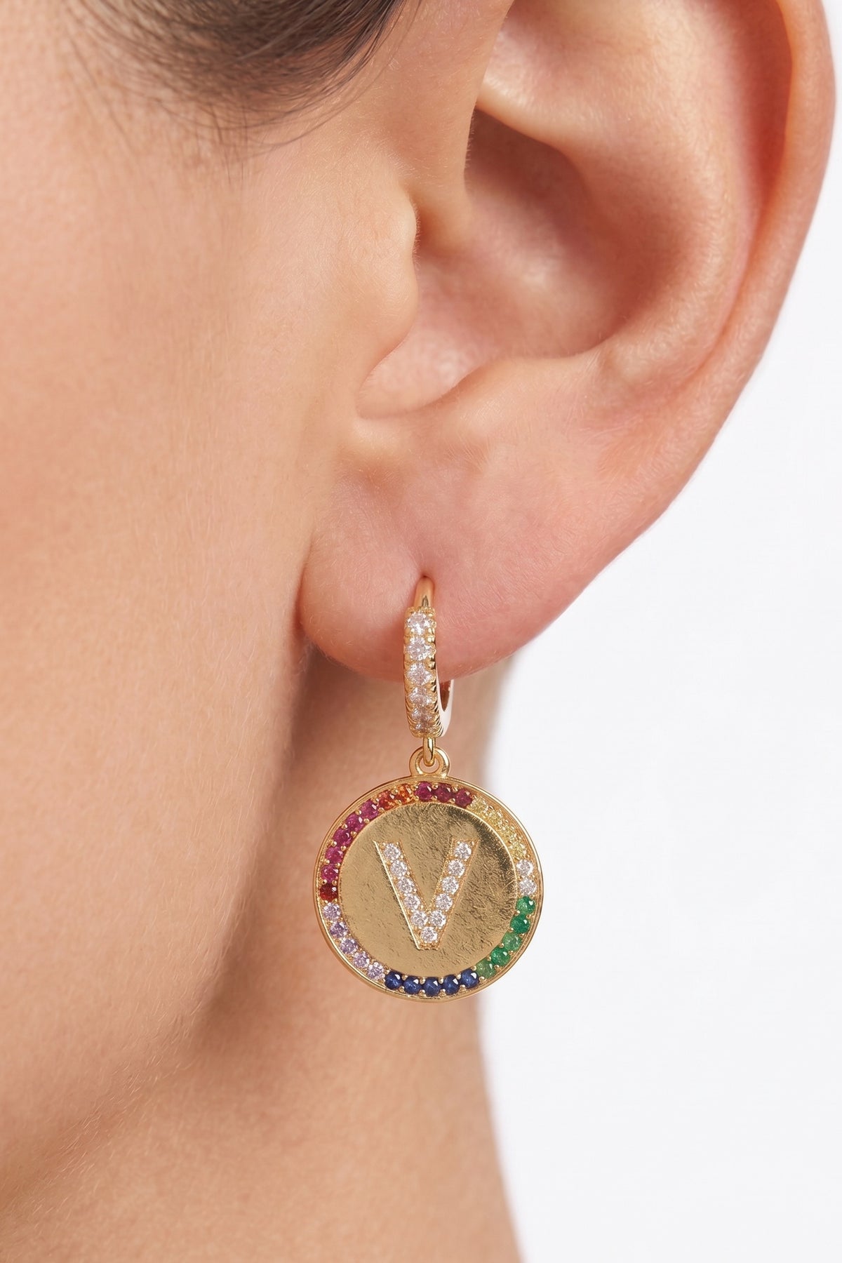 Orecchino con iniziale V — packshot e-commerce Angel's Club Roma